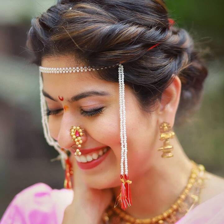 दरम्यान, हे अभिज्ञा भावेचं दुसरं लग्न आहे. सध्या अभिज्ञा भावेची 'रंग माझा वेगळा' या मालिकेत नुकतीच एन्ट्री झाली आहे. तसचे काही दिवसांपूर्वी अभिज्ञा 'चला हवा येऊ द्या'मध्येही कॉमेडी स्किट्स करताना दिसली होती.