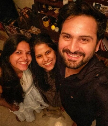 यातील एक फोटो खास आहे. कारणही तसंच आहे. सिद्धार्थनं शेअर केलेल्या या फोटोमध्ये अभिनेत्री सई ताम्हणकरही दिसत आहे. 'सुशिक्षित सुंदर सुग्रण मुलीच्या हातचं जेवण', असं त्यानं या फोटोचं कॅप्शन देत लिहिलं आहे. 