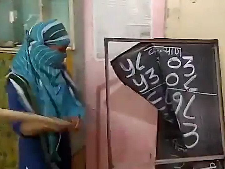 MNS women activist took action againt matka adda in sangli tasagaon सांगलीत मटका अड्ड्यावर मनसेच्या महिला कार्यकर्त्यांचा खळखट्याक, पोलीस कारवाई करत नसल्याने आक्रमक पवित्रा