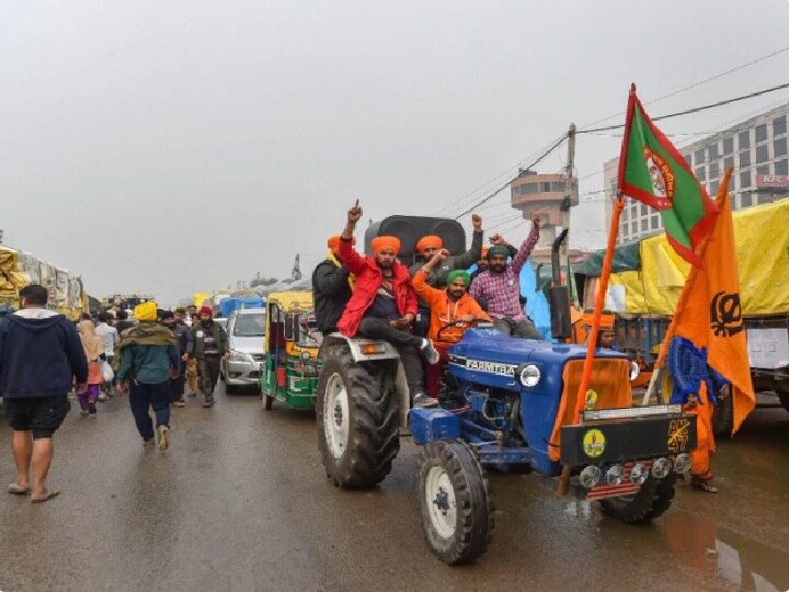 Farmers Protest farmers tractor march on kmp expressway against new agriculture laws ahead of talks with government Farmers Protest | सरकारसोबतच्या बैठकीपूर्वी शेतकऱ्यांचं शक्तीप्रदर्शन; आज काढणार ट्रॅक्टर मार्च