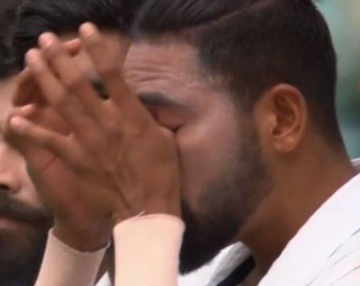 IND vs AUS 3rd Test | सिडनीच्या मैदानात मोहम्मद सिराजला हुंदका, राष्ट्रगीत सुरु असताना भावुक IND vs AUS 3rd Test - Mohammed Siraj in tears during National Anthem at SCG IND vs AUS 3rd Test | सिडनीच्या मैदानात मोहम्मद सिराजला हुंदका, राष्ट्रगीत सुरु असताना भावुक