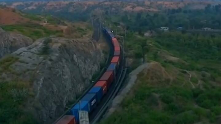 डेडिकेटेड फ्रेट कॉरिडॉर केवळ मालगाड्यांना आधुनिक मार्गाची सुविधा उपलब्ध करुन देत नाहीत तर ते देशाच्या गतीशील विकासाचे कॉरिडॉर आहेत.