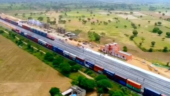 या मार्गावर वाहतूक करणाऱ्या ट्रेनना तासी 100 किमीच्या गतीचं बंधन आहे. त्यामुळे मालवाहतूकीच्या वेळेत बचत होणार आहे.