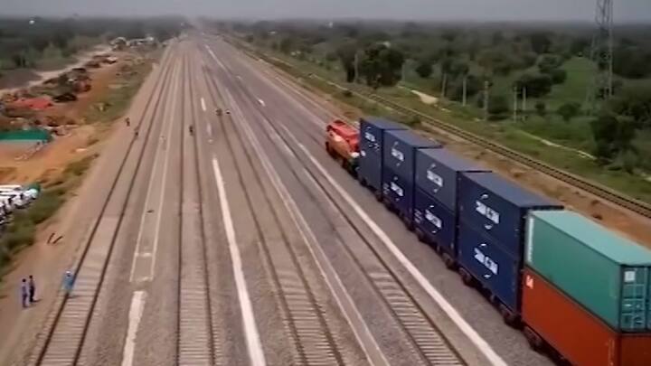 भारतात पहिल्यांदाच डबल स्टॅक लॉन्ग हॉल कन्टेनर ट्रेन सुरु करण्यात आली आहे. पंतप्रधान नरेंद्र मोदींनी गुरुवारी या गाडीला हिरवा झेंडा दाखवला  तसेच वेस्टर्न डेडिकेटेड फ्रेट कॉरिडॉरमधील (WDFC) 306 किमी लांबीच्या रेवाडी- मदार महामार्गाचे उद्घाटन केलं. यामुळे भारत आता काही मोजक्या प्रगत देशांच्या पंक्तीत जाऊन बसला आहे.