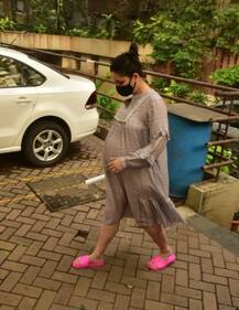 PHOTO | 'ट्विन्स आहेत का?' ; बेबी बंप फ्लॉन्ट करणाऱ्या करिनाला चाहत्यांचा सवाल