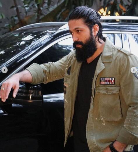 येत्या काळात यश 'केजीएफ' या चित्रपटाच्या दुसऱ्या भागातून प्रेक्षकांच्या भेटीला येणार आहे. या चित्रपटाचा टीझर नुकताच प्रेक्षकांच्या भेटीला आला आहे, ज्यामुळं चित्रपचाबाबतची उत्सुकता शिगेला पोहोचली आहे. 