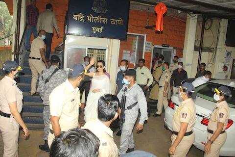 कंगना आपली बहीण रंगोली सोबत वांद्रे पोलीस स्टेशनमध्ये हजर झाली. पोलीस स्टेशनमध्ये येण्यापूर्वी एका व्हिडीओच्या माध्यमातून आपला आवाज दाबण्यात येतोय असा आरोप तिने केला.