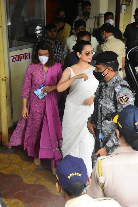 हायकोर्टच्या आदेशानुसार कंगना आणि रंगोलीने वांद्रे पोलीस स्टेशनमध्ये जाऊन जबाब नोंद केला. कंगनाच्या जबाबावेळी तिचे वकील रिजवान सिद्दीकी उपस्थित होते.