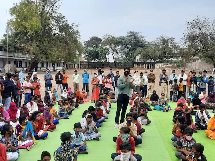 कोपरगाव येथील आढाव माध्यमिक विद्यालयातील शंभर विद्यार्थ्यांना सोनू सूदने प्रत्येकी दहा हजार रूपये किंमतीचे मोबाईल वाटप केले.