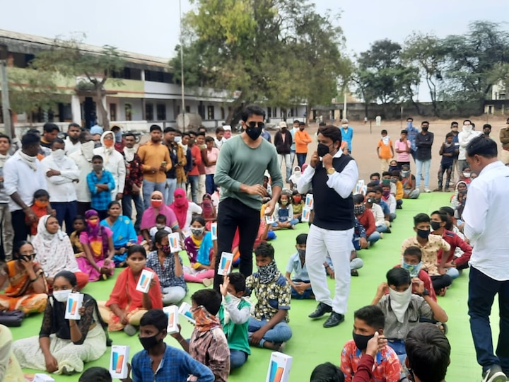  सोनू सूद याचा कोपरगावचा मित्र विनोद राक्षे याने विद्यार्थ्यांची ही अडचण सोनूला सांगितली. 