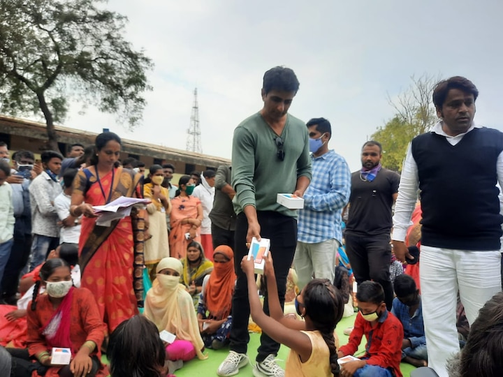 मुलांना मोबाईलचे वाटप केले.