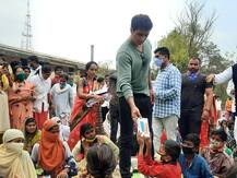 In Pics : शिक्षण थांबायला नको; सोनू सूदकडून कोपरगावात 100 विद्यार्थ्यांना स्मार्टफोनची भेट