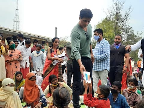 In Pics : शिक्षण थांबायला नको; सोनू सूदकडून कोपरगावात 100 विद्यार्थ्यांना स्मार्टफोनची भेट In Pics : शिक्षण थांबायला नको; सोनू सूदकडून कोपरगावात 100 विद्यार्थ्यांना स्मार्टफोनची भेट