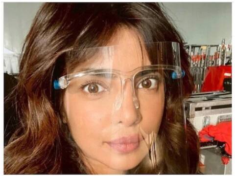 माध्यमांमध्ये सुरु असणाऱ्या चर्चांनुसार प्रियांका, तिची आई मधू चोप्रा या एका आलिशान सलूनमध्ये जाताना दिसल्या. पोलिसांना जेव्हा याबाबतची माहिती मिळाली तेव्हा मात्र एकच गोंधळ झाला. पोलिसांनी लगेचच हे सलून बंद करण्याचे आदेश दिले. 