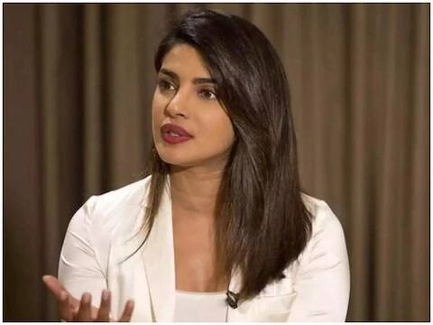 अभिनेत्री प्रियांका चोप्रा मागील बऱ्याच दिवसांपासून लंडनमध्ये आहे. कोरोनाच्या वाढत्या संसर्गाच्या पार्श्वभूमीवर तेथे लागू करण्याच आलेल्या लॉकडाऊनच्या कचाट्यात ही देसी गर्ल अडकली आहे. तिथेच आता, तिला एका सलूनमध्ये पाहायला मिळालं. इथे ती तिच्या आईसोबत आली होती. मुख्य म्हणजे, प्रियांकानं सलूनमध्ये जाण्यासाठी लॉकडाऊनचे नियम मोडले. 