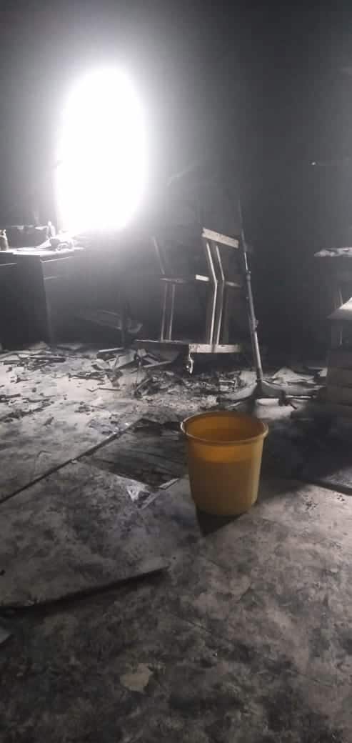 मध्यरात्री जवळपास दोनच्या सुमारास शॉर्ट सर्किटमुळे ही आग लागली.