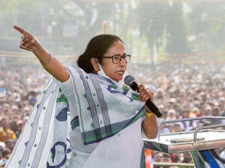 Mamata Banerjee Announces Free Covid Vaccine For The State ममता यांची बंगालमध्ये मोफत लस देण्याची घोषणा; केंद्र सरकारच्या कामाचे श्रेय घेण्याचा प्रयत्न, भाजपची टीका