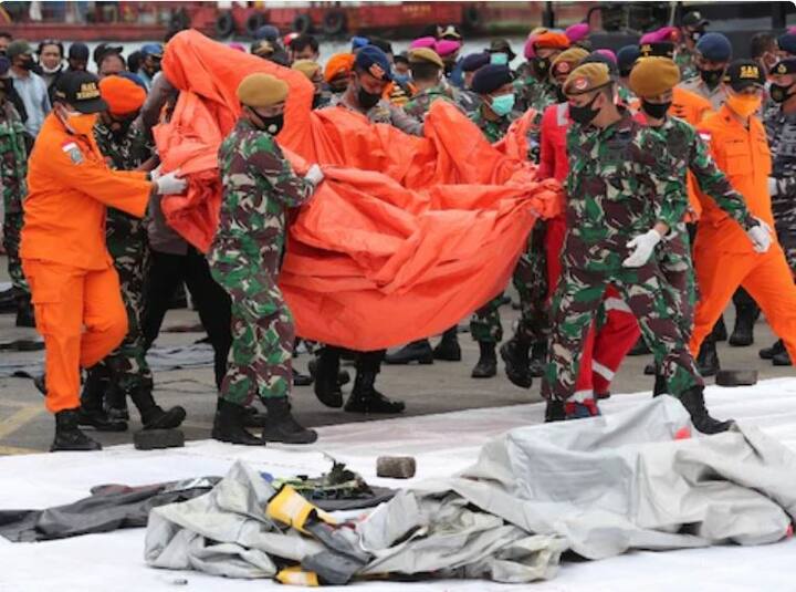 इंडोनेशियात बोईंग 737-500 विमान शनिवारी अपघातग्रस्त झालं. जावा समुद्रात 23 मीटर खोलवर कोसळलेल्या विमानाचा ढिगारा सापडला असून या विमानात 62 प्रवासी प्रवास करत होते. विमानाचा ब्लॅक बॉक्स रेकॉर्डर सापडला असल्याचं इंडोनेशिया सरकारने सांगितलं आहे.