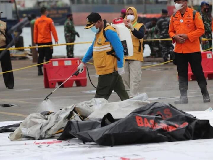 रविवारी सकाळी बचाव पथकाच्या सदस्यांना जावा समुद्रातून मानवी अवशेष, फाटलेले कपडे आणि धातूचे काही तुकडे आढळले.