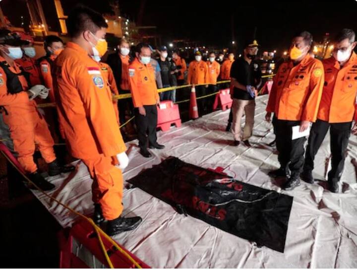 उड्डाण केल्यानंतर काही मिनिटात विमानाचा हवाई वाहतूक नियंत्रण कक्षाशी संपर्क तुटला होता. जर्कातावरुन उड्डाण केल्यानंतर श्रीविजय एअरचे प्रवासी विमान अवघ्या चार मिनिटात 10 हजार फूट उंचीपर्यंत पोहोचले होते. पण अवघ्या एका मिनिटात ते 10 हजार फुटापेक्षा पण खाली आले आहे.