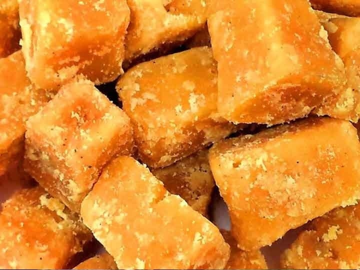 Consuming jaggery with these 4 things gives special benefits, prevention of diseases Health Tips: या चार गोष्टींबरोबर गुळाचे सेवन करा अन् तंदुरुस्त राहा!