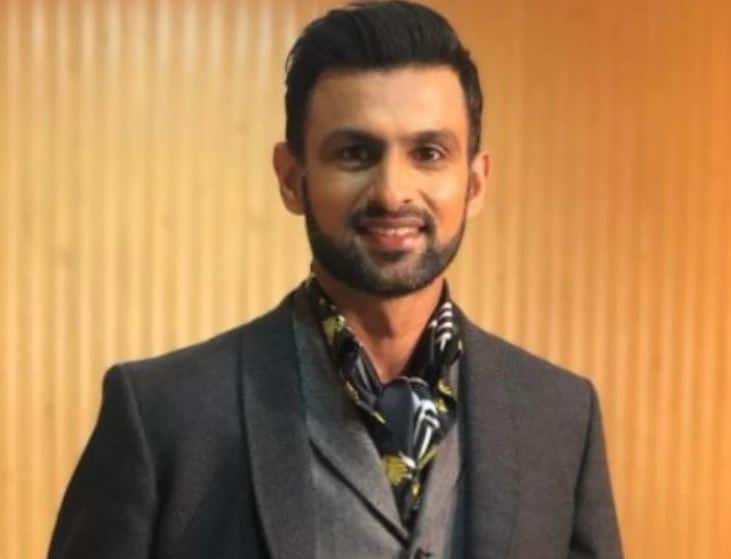 Shoaib Malik Car Accident: पाकिस्तानी क्रिकेटर शोएब मलिकच्या कारला अपघात Shoaib Malik Car Accident Pakistani cricketer Malik's car entered into truck parked on roadside Shoaib Malik Car Accident: पाकिस्तानी क्रिकेटर शोएब मलिकच्या कारला अपघात