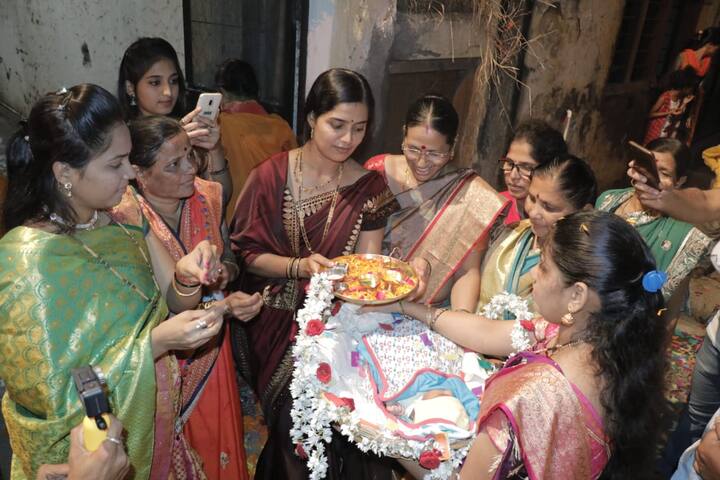 मग औक्षण आणि फटाक्यांची आतषबाजी, असं धुमधडाक्यात यादव कुटुंबाने आपल्या लक्ष्मीचा गृहप्रवेश केला आहे. 