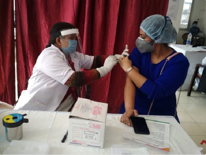 Govt ordered 6 crore corona vaccine doses today first batch of vaccine will arrive in gujarat Corona Vaccine | सरकारकडून कोरोना लसींंच्या 6 कोटी डोसची ऑर्डर; आज गुजरातमध्ये पहिली बॅच होणार दाखल