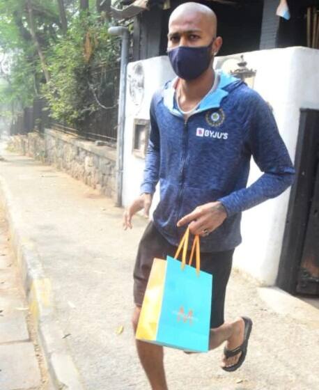 सध्याही हार्दिक अशाच काहीशा नव्या रुपात दिसला, जिथं त्यानं 'बाल्ड लूक'ला पसंती दिल्याचं कळत आहे. या लूकमध्येही तो जितक्या सहजतेनं वावरत आहे, ते पाहता नेटकऱ्यांनी पुन्हा एकदा त्याच्या या अंदाजाचं कौतुक केलं आहे. 