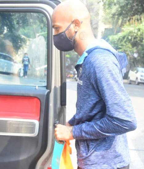 हार्दिकचा प्रत्येक लूक जितका खास असतो, त्याचप्रमाणं हा लूकही तितकाच लक्षवेधी आणि खास आहे. आता या नव्या लूकबाबत खुद्द हार्दिक काय म्हणतो, असा लूक ठेवण्यामागं नेमकं कारण काय देतो हे पाहणं औत्सुक्याचं असेल. 