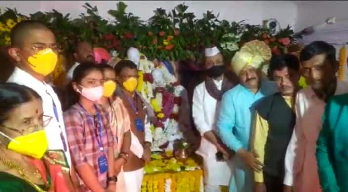आज सूर्योदयापूर्वी इथल्या ऐतिहासिक राजवाड्यात पुरातत्व विभागाच्या वतीने शासकीय महापूजा बुलढाण्याचे पालक मंत्री डॉ राजेंद्र शिंगणे यांच्या हस्ते संपन्न झाली. 