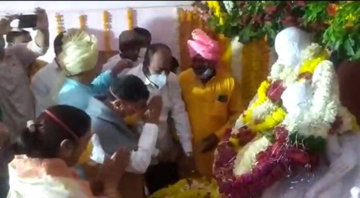 प्रशासनाने कोरोनाच्या पार्श्वभूमीवर सिंदखेडराजा परिसरात जमावबंदी आदेश लागू केला आहे. तर जन्मस्थळी मोजक्याच लोकांना मानवंदना देण्याची परवानगी देण्यात आली आहे. 