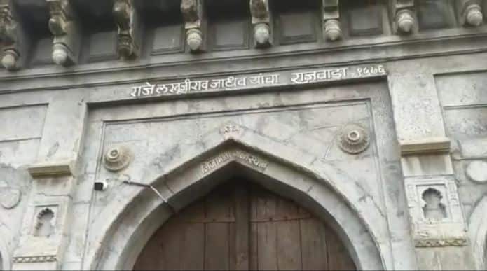 बुलढाण्यातील सिंदखेडराजा इथे जिजाऊंचं जन्मस्थळ असलेल्या राजे लखुजी जाधव राजवाड्यात आज सकाळपासूनच जन्मोत्सव कार्यक्रम सुरु झाला आहे.