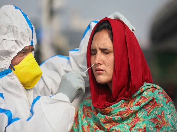 coronavirus covid 19 india latest update 12th january Coronavirus India | जूननंतर पहिल्यांदाच देशातील कोरोना रुग्णसंख्या मोठ्या फरकानं कमी