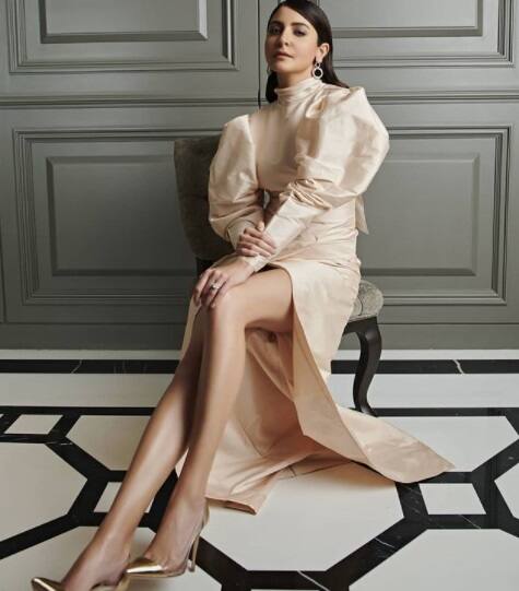 विराट आणि अनुष्का कायमच त्यांच्या सोशल मीडिया अकाऊंटवरुन या घरातील काही फोटो शेअर करत असतात. घरात फोटोशूटसाठीही एक खास जागा आहे, जिथं अनुष्का तिचं प्री- रेड कार्पेट फोटोशूट करते. 