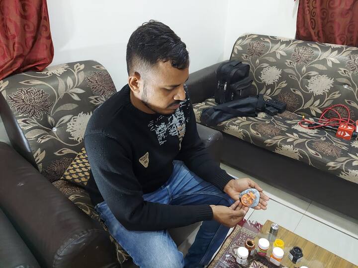 सुमन दाभोळकर यांनी मुंबईत फाईन आर्टचे शिक्षण घेतलं. सध्या ते ठाण्यातील न्यू हॉरिझॉन स्कॉलर स्कूलमध्ये कला शिक्षक म्हणून काम पाहतात.
