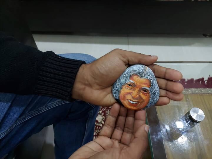 सुमन दाभोळकर हे मूळचे सिंधुदुर्गातील कणकवलीमधले. आपल्या हातातील कलेने त्यांनी दगडांना मूर्त रुप दिलं.