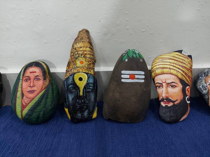 लॉकडाऊन झाल्यामुळे मुंबईतून गावी आलेल्या सुमन दाभोळकरने दगडांच्या मूळ आकारात कोणतेही बदल न करता त्यावर रंगांची उधळण करुन व्यक्तीचित्रे, निसर्गचित्रे साकारत दगडांना जिवंत करण्याची किमया साधली आहे.