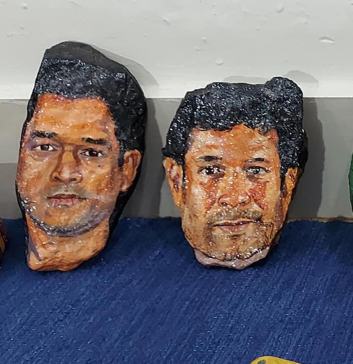 मात्र कोरोनामुळे लॉकडाऊन झाल्यानंतर ते कणकवलीमध्ये आपल्या गावी आले. गावी आल्यानंतर त्यांच्यातील कलाकार त्यांना स्वस्थ बसू देत नव्हता. त्यामुळे त्यांनी आपल्या आजूबाजूला, गावांतील नदीकाठच्या दगडांना बोलत केलं. 