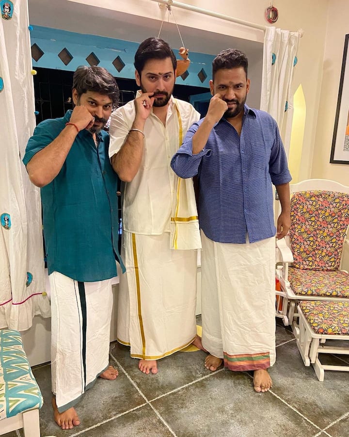 काल पहिल्यांदा गोरेगाव ईस्ट मध्ये साऊथ बघायला मिळालं, अशा हटके कॅप्शनसह सिद्धार्थने केळवणाचे खास फोटो सोशल मीडियावर शेअर केले आहेत.