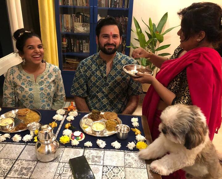 सध्या मिताली आणि सिद्धार्थ त्यांच्या कुटुंबिय आणि मित्रमंडळींकडून देण्यात येणाऱ्या केळवणाचा आनंद घेत आहेत. 