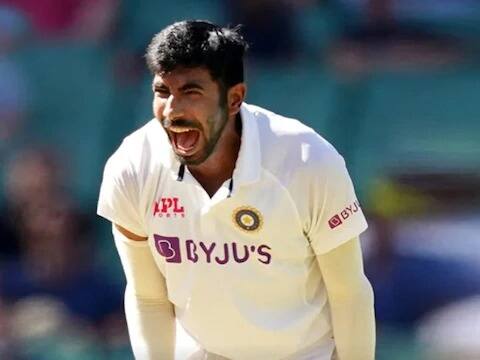 जसप्रीत बुमराह (Jasprit Bumrah):टीम इंडियाचा स्टार गोलंदाज जसप्रीत बुमराह 15 जानेवारीपासून ऑस्ट्रेलिया विरुद्ध खेळवण्यात येणाऱ्या शेवटच्या कसोटी सामन्यात खेळणार नाही. जसप्रीत बुमराह पोटाच्या समस्येने त्रस्त आहे. (Photo Courtesy: Twitter)