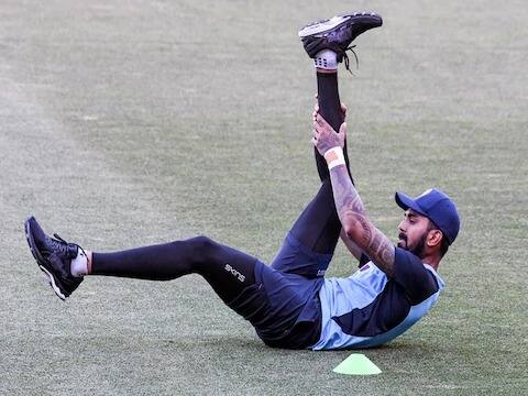 के एल राहुल (KL Rahul): भारताचा धडाकेबाज फलंदाज के एल राहुल कसोटी मालिकेतून बाहेर पडला आहे. मनगटाला झालेल्या दुखापतीमुळे तो पुढील दोन्ही कसोटी सामन्यात खेळू शकणार नाही. नेट प्रॅक्टिसदरम्यान राहुलच्या मनगटाला दुखापत झाली. त्यामुळेच त्याला कसोटी मालिकेतून बाहेर पडावं लागलं. (Image: FILE PIC/AFP)