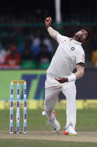 उमेश यादव (Umesh Yadav): मेलबर्न येथे खेळल्या गेलेल्या दुसर्या कसोटी सामन्याच्या तिसर्या दिवशी उमेश यादवच्या स्नायूला ताण आला होता. त्यामुळे त्यांच्या उपचार सुरु आहेत. मालिकेच्या उर्वरित दोन सामन्यांपूर्वी तो या दुखापतीतून सावरू शकणार नाही, असं डॉक्टरांनी स्पष्ट केलं आहे. (Photo: AP)