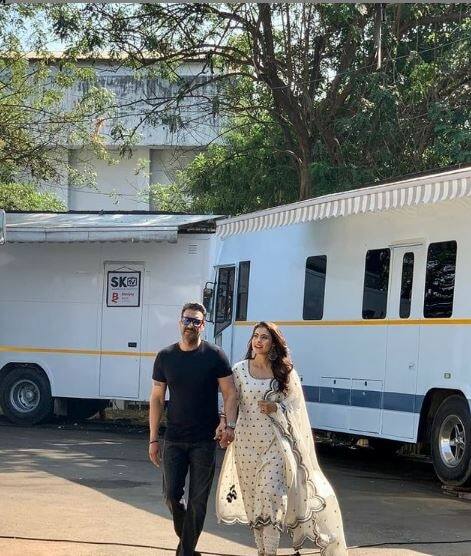 अजय देवगणकडे स्वत:ची व्हॅनिटी व्हॅनही आहे. ही व्हॅन देखील महागडी असून त्याच अत्याधुनिक सुविधाही आहेत. परंतु अजयच्या व्हॅनिटी व्हॅनच्या किंमतीबाबत सस्पेन्स कायम आहे.