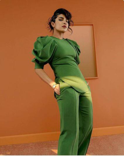 प्रियंका सध्या लंडनमध्ये आहे. ती एका हॉलिवूड चित्रपटाच्या शूटींगसाठी लंडनमध्ये गेली होती. परंतु, लॉकडाऊनमुळे ती तिथेच अडकून पडली. काही दिवसांपूर्वी प्रियंकाने लॉकडाऊनचे नियम मोडल्याचंही सांगण्यात आलं होतं. परंतु, प्रियंकाने स्वतः यासंदर्भात स्पष्टीकरण दिलं होतं. (Photo Credit : Instagram) 