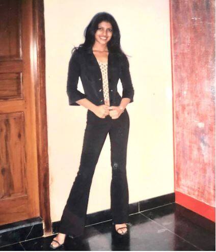 एक दिवस अगोदर प्रियंकाने 21 वर्षांपूर्वीचा आपला जुना फोटो शेअर केला. तेव्हा ती केवळ 17 वर्षांची होती. त्यानंतर वयाच्या 18व्या वर्षी प्रियंकाने मिस वर्ल्डचा किताब मिळवला होता. प्रियंकाचा हा फोटो सध्या सोशल मीडियावर व्हायरल होत आहे. (Photo Credit : Instagram)