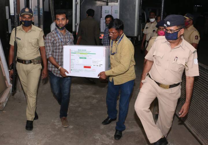 महानगरपालिकेच्या आरोग्य खात्याच्या कर्मचाऱ्यांनी लसीचा हा पहिला साठा पुण्याहून मुंबईत आणला. पोलिसांची दोन वाहने सुरक्षिततेचा बंदोबस्त म्हणून सोबत होती.