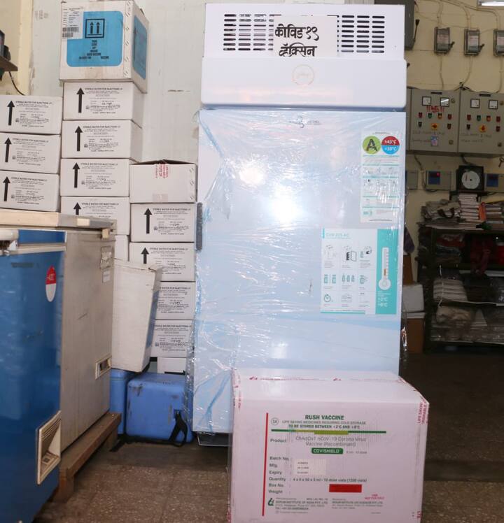 कोविड-19 आजारावरील 'कोविशील्ड' लसीचा पहिला साठा पहाटे साडेपाच वाजता मुंबईत पोहोचला.