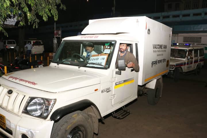 देशात 16 जानेवारीपासून लसीकरणाला सुरुवात होणार आहे. कोरोनाचा सर्वाधिक प्रादुर्भाव मुंबईत झाला आहे. त्यामुळे आज कोविशील्ड लसीचा पहिला साठा शहरात दाखल झाल्याने आनंद व्यक्त होत आहे.